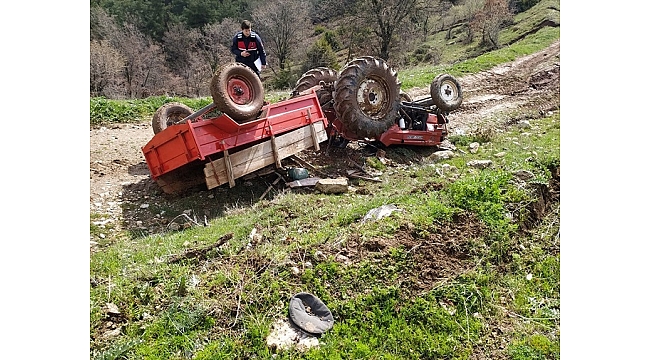 Manisa'da devrilen traktörün sürücüsü öldü, oğlu yaralandı