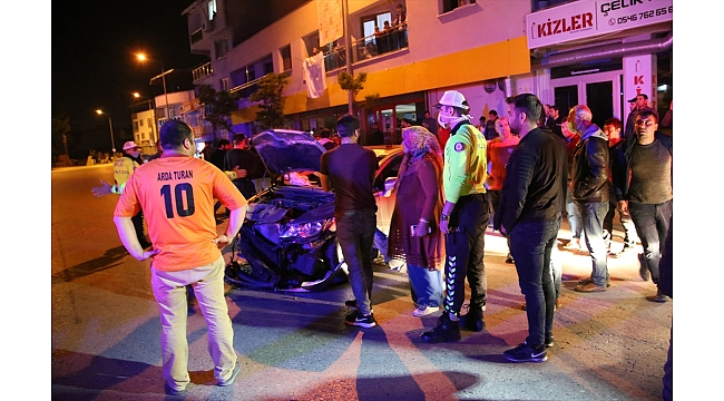 Manisa'da iki otomobil çarpıştı: 2 yaralı