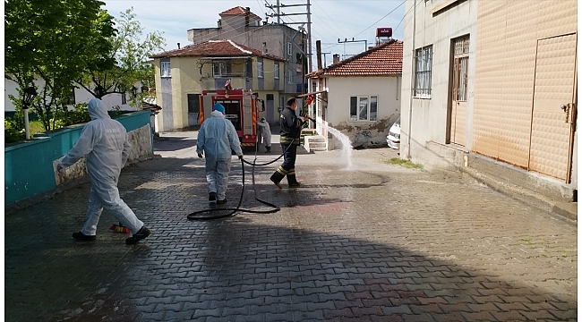 Manisa'da karantinaya alınan mahalle dezenfekte edildi