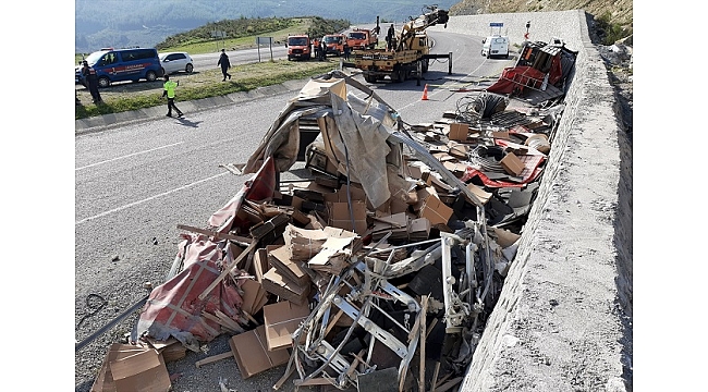 Muğla'da hırdavat yüklü kamyon devrildi: 1 ölü