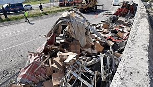 Muğla'da hırdavat yüklü kamyon devrildi: 1 ölü