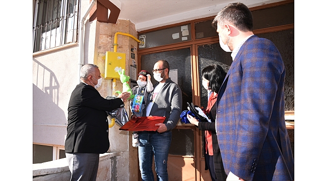 Organ nakli bekleyen 5 yaşındaki Mustafa'ya "zeybek" sürprizi