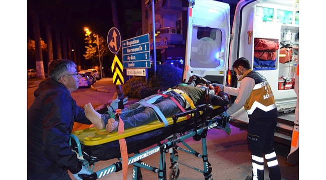 Park halindeki otomobile çarpan motosiklet sürücüsü yaralandı