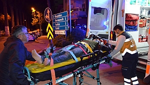 Park halindeki otomobile çarpan motosiklet sürücüsü yaralandı