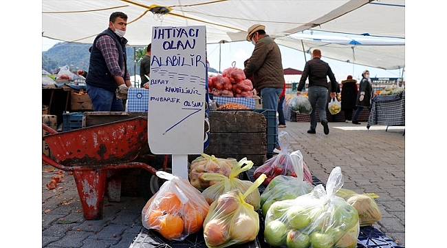 Pazar esnafından ihtiyaç sahiplerine ücretsiz sebze ve meyve