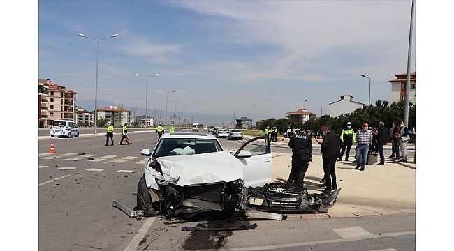 Polis aracının çarpışması sonucu 3 kişi yaralandı