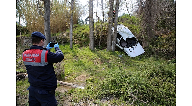 Şarampole devrilen otomobildeki sürücü ile eşi yaralandı