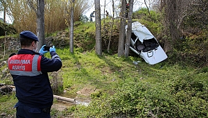 Şarampole devrilen otomobildeki sürücü ile eşi yaralandı