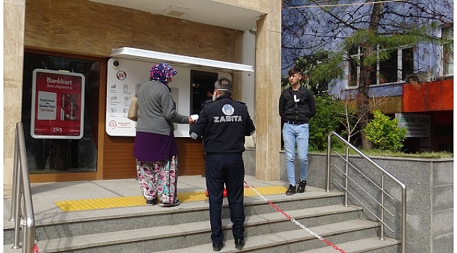Sındırgı’da Toplu Kullanım Alanlarına Sosyal Mesafe Etiketli Uyarı Yapıldı