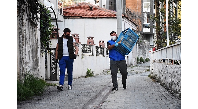 Sırtına yüklediği kasayla mani söyleyerek ekmek satıyor