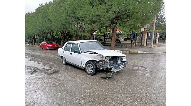 3 kişinin yaralandığı kaza güvenlik kamerasına yansıdı