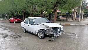 3 kişinin yaralandığı kaza güvenlik kamerasına yansıdı
