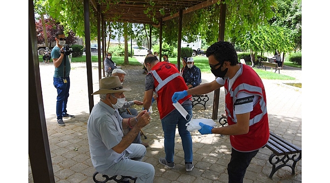 65 Yaş Üstü Vatandaşlara Dezenfektan Ve Maske Dağıttıldı