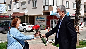 Başkan Engin annelere karanfil dağıttı!
