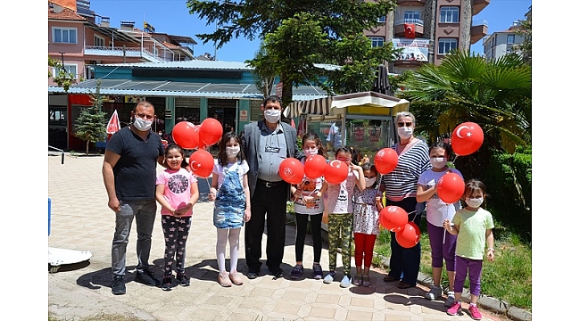 Demirci'de çocuklara balon hediye edildi