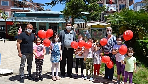 Demirci'de çocuklara balon hediye edildi