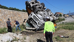 Devrilen hafriyat tırının sürücüsü yaralandı