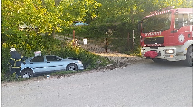 Devrilen otomobildeki 2 kişi yaralandı