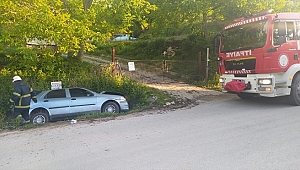 Devrilen otomobildeki 2 kişi yaralandı