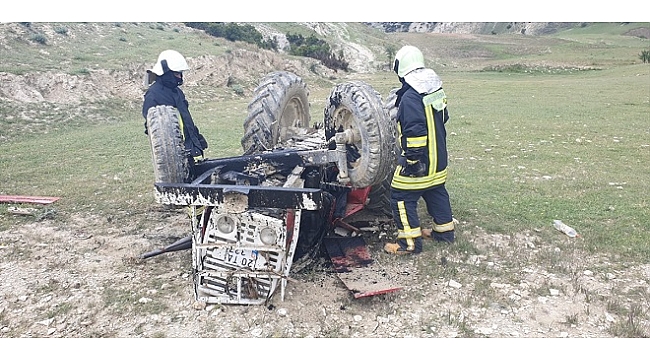 Devrilen traktörün altında kalan sürücü yaralandı