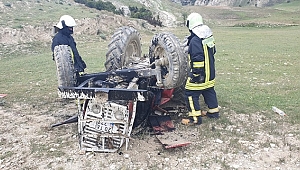 Devrilen traktörün altında kalan sürücü yaralandı