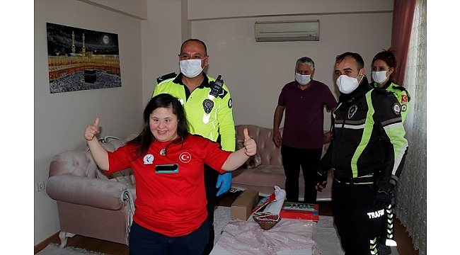 Down sendromlu milli sporcu Beyza Keskin'e polislerden oyuncak sürprizi