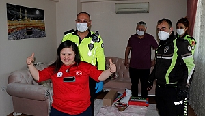 Down sendromlu milli sporcu Beyza Keskin'e polislerden oyuncak sürprizi