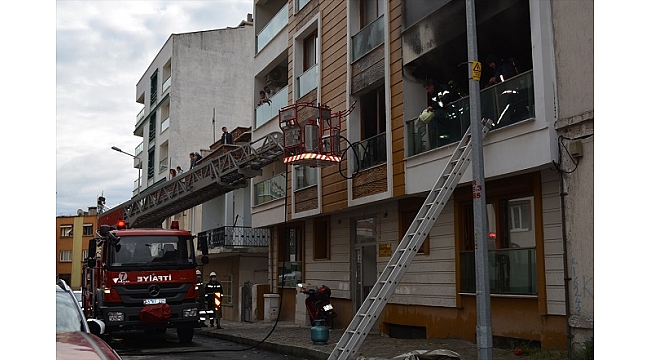 Ev yangınında balkonda mahsur kalan çift kurtarıldı