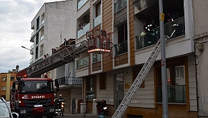 Ev yangınında balkonda mahsur kalan çift kurtarıldı