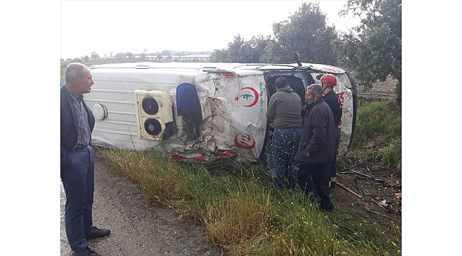 Hasta nakli yapan ambulans devrildi