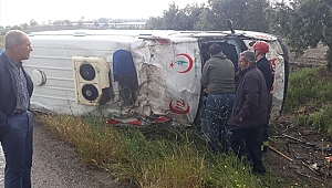 Hasta nakli yapan ambulans devrildi