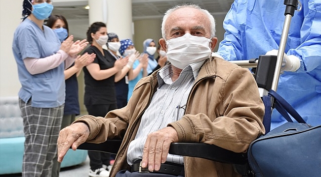İmmün plazma ile iyileşen 71 yaşındaki Kovid-19 hastası taburcu edildi