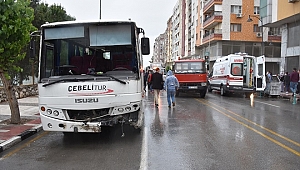 İşçi servisi ile otomobil çarpıştı: 5 yaralı