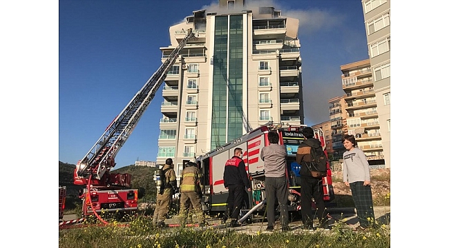 İzmir'de apartmanın çatı katında çıkan yangın söndürüldü
