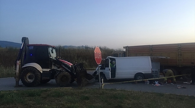 İzmir'de minibüs ve kamyonun çarpıştığı kazada 1 kişi öldü