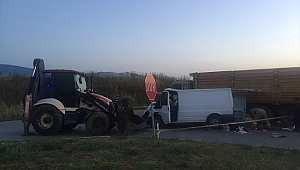 İzmir'de minibüs ve kamyonun çarpıştığı kazada 1 kişi öldü