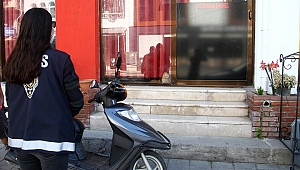 Kahvehanede mahsur kalan kedi ile iki yavrusunu polis kurtardı.