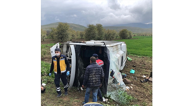 Karantinadan çıkanları taşıyan otobüs devrildi
