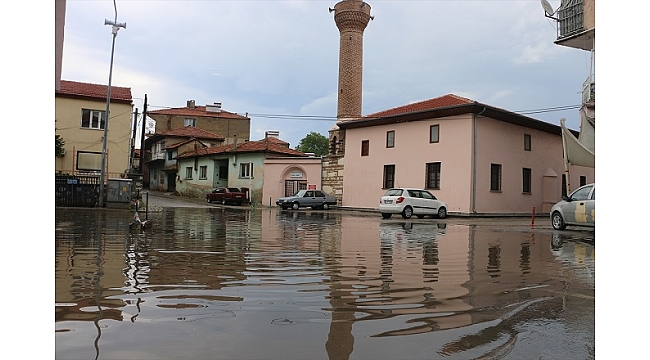 Kula'da yağmur ve dolu etkili oldu