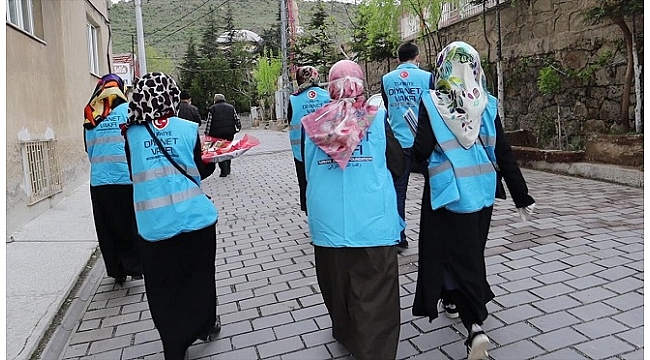 Kur'an kursu öğreticileri  mağdur olan ailelere yardım ediyor