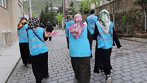 Kur'an kursu öğreticileri  mağdur olan ailelere yardım ediyor