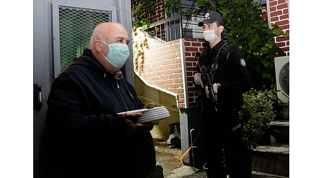 Mahallelinin sahur sürprizi polisi duygulandırdı