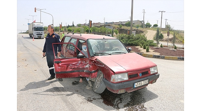 Manisa'da iki otomobil çarpıştı: 4 yaralı