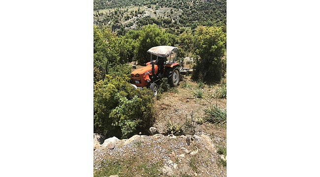 Manisa'da traktör devrildi: 2 yaralı