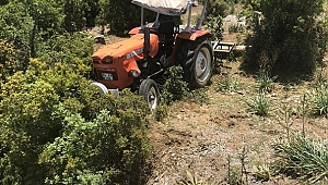 Manisa'da traktör devrildi: 2 yaralı