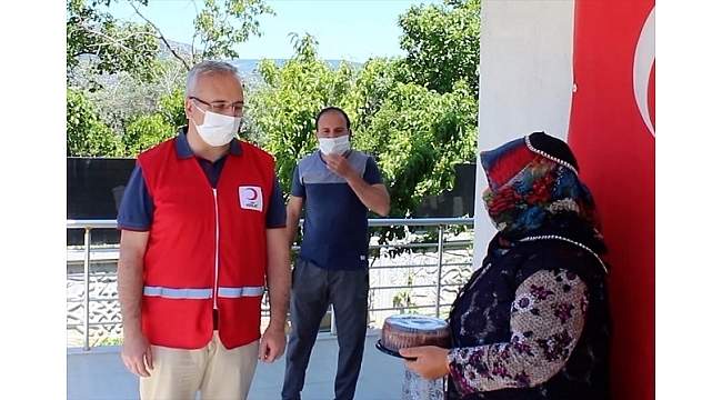 Menemen'de Türk Kızılay'dan annelere pasta ikramı