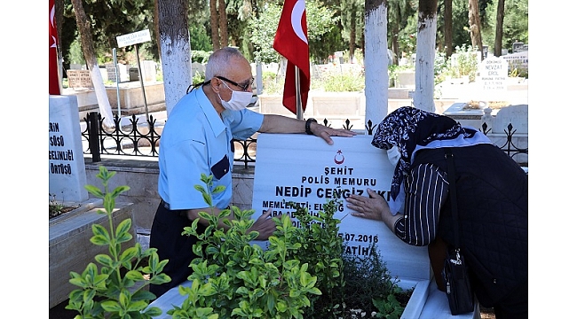 Şehit oğlunun polis kıyafetini giyerek mezarını ziyaret etti
