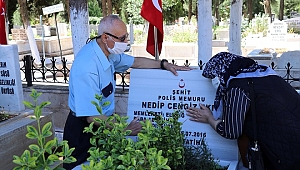 Şehit oğlunun polis kıyafetini giyerek mezarını ziyaret etti
