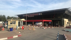 Silahla vurulmuş kişiyi, otomobille hastane karşısına bırakıp kaçtılar