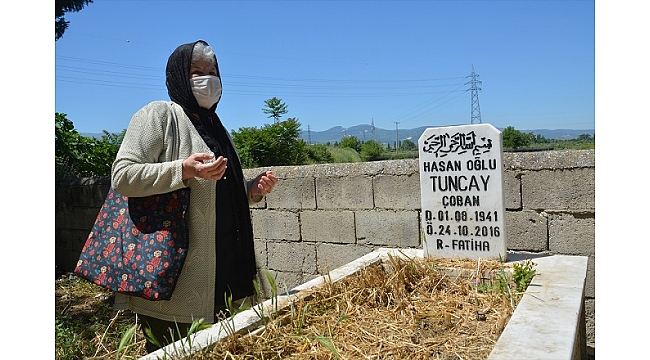 Sokağa çıkınca eşinin mezarı başına gitti
